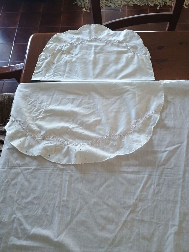 Sábana cuna bordada: 1 sábana + funda