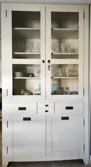 Vitrina blanca madera salón. Estilo colonial