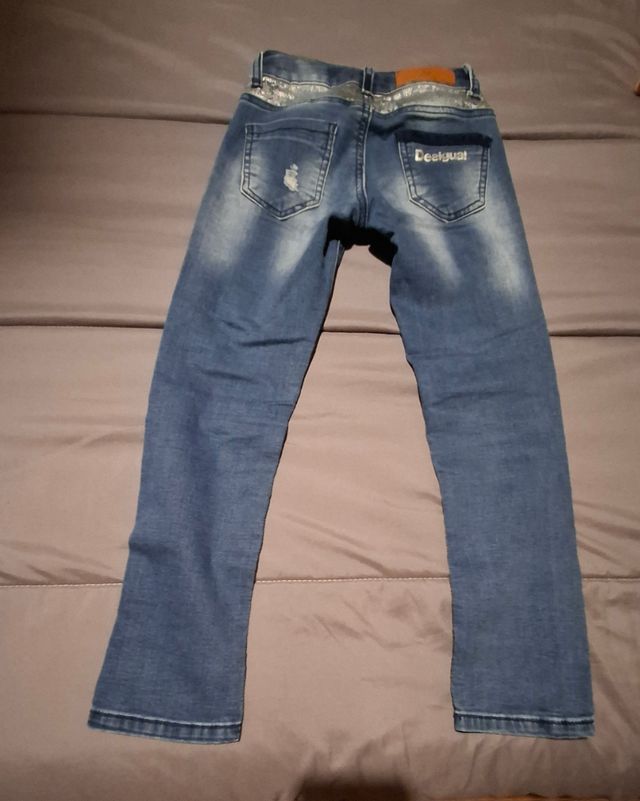 Pantalones vaqueros azules de niña