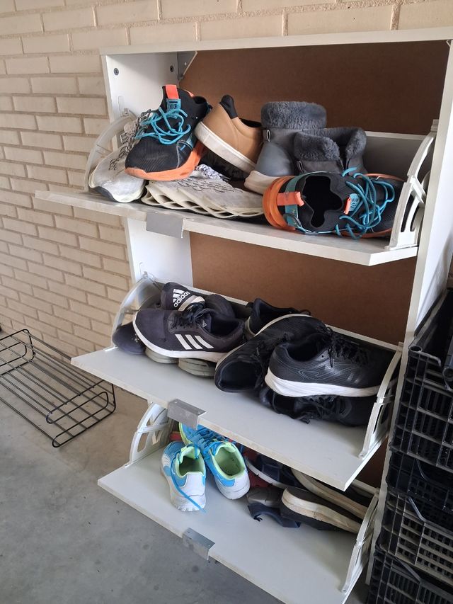 Zapatero 3 baldas fondo blanco y Perro azul negro