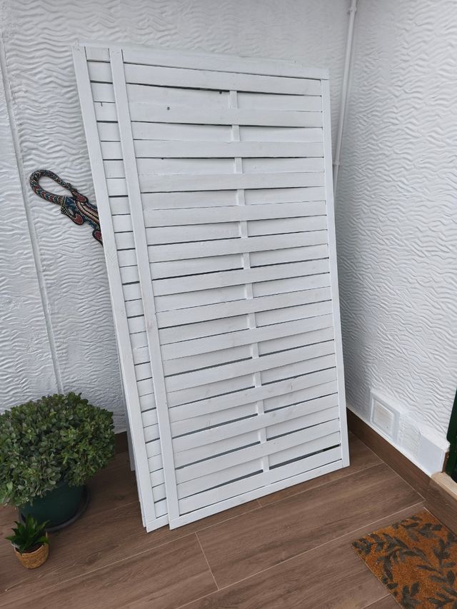 Paneles separadores blancos de madera