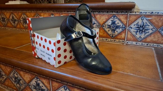 Tacones negros estilo gitana. Niña