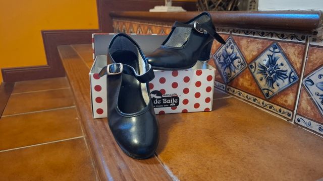 Tacones negros estilo gitana. Niña