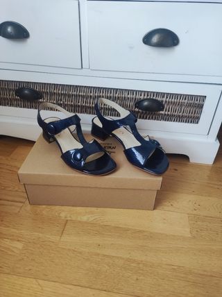 Sandalias nuevas marino. Tacón cuadrado 