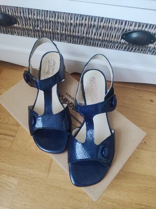 Sandalias nuevas marino. Tacón cuadrado 