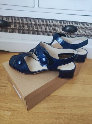 Sandalias nuevas marino. Tacón cuadrado 