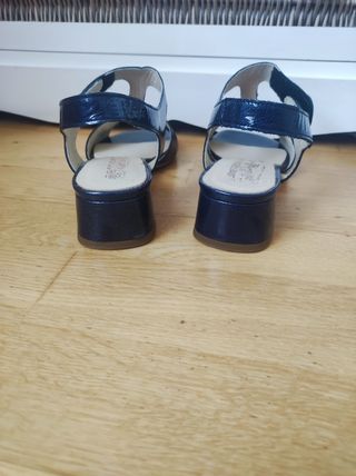 Sandalias nuevas marino. Tacón cuadrado 