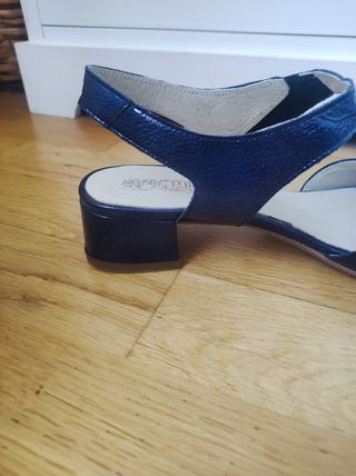 Sandalias nuevas marino. Tacón cuadrado 