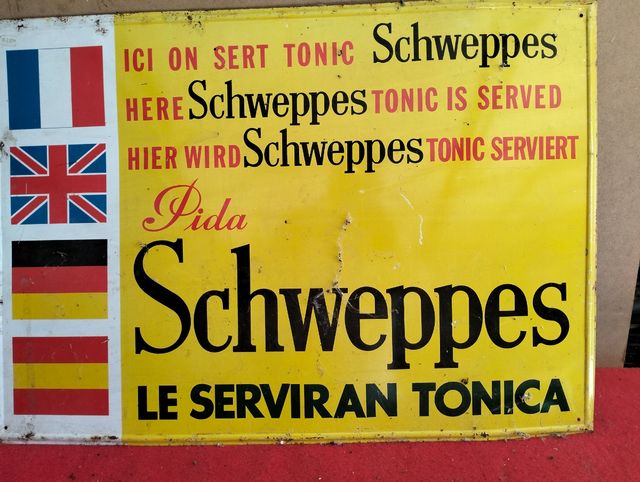 Distintivo pubblicitario Schweppes