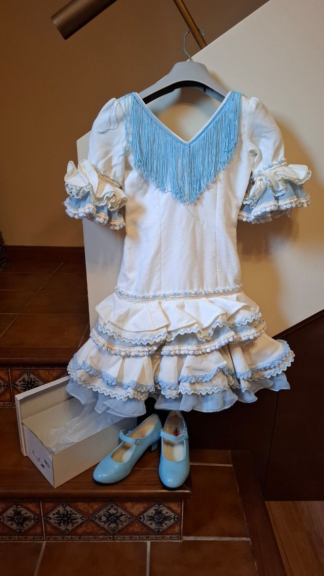 Vestido niña gitana y tacones a conjunto.