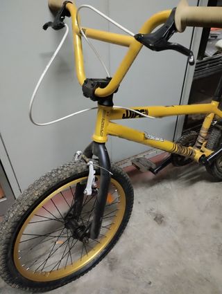 Bicicleta BMX amarilla