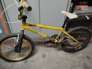 Bicicleta BMX amarilla