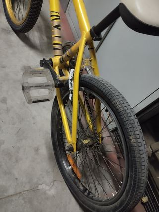 Bicicleta BMX amarilla