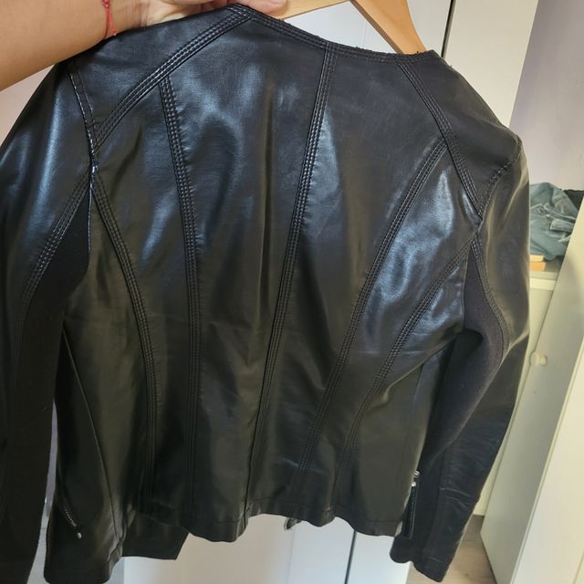 Cazadora negra cuero sintético