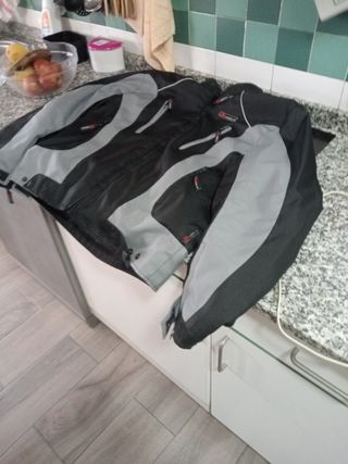 Chaqueta moto no es cuero