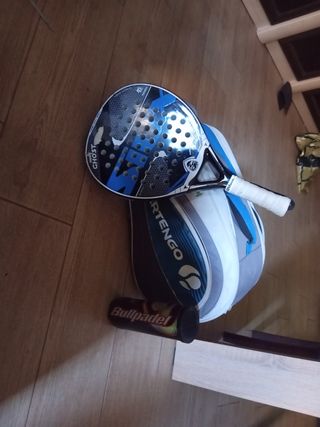 Lote padel: bolsa, raqueta y pelotas