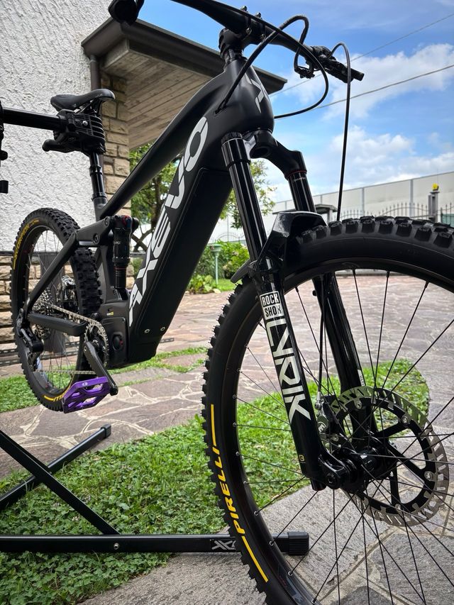 E-bike Axevo con telaio in carbonio