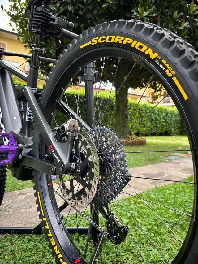 E-bike Axevo con telaio in carbonio