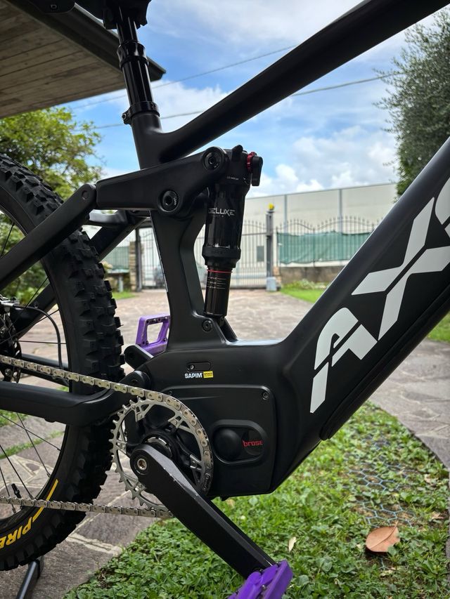 E-bike Axevo con telaio in carbonio
