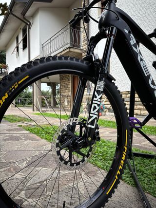 E-bike Axevo con telaio in carbonio