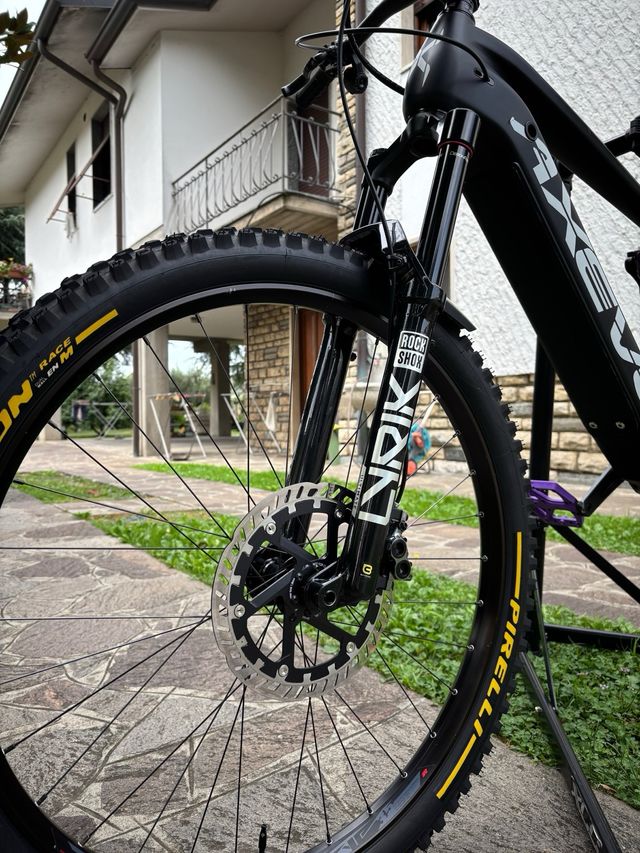 E-bike Axevo con telaio in carbonio