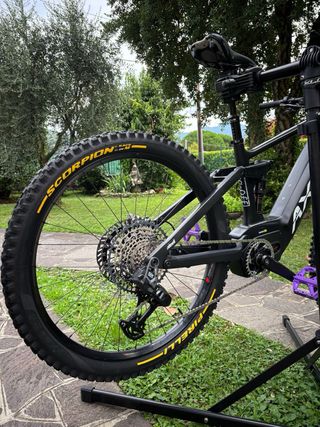 E-bike Axevo con telaio in carbonio