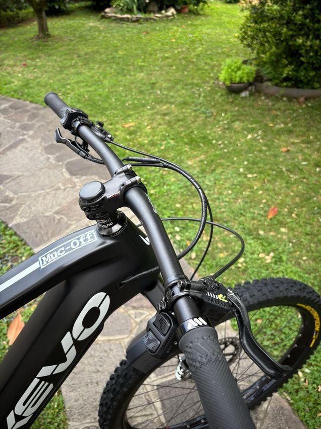 E-bike Axevo con telaio in carbonio