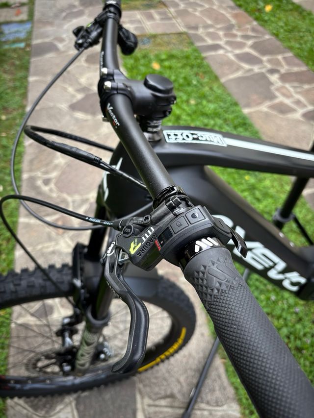 E-bike Axevo con telaio in carbonio