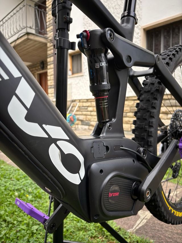 E-bike Axevo con telaio in carbonio