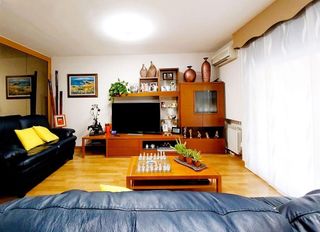 Casa adosada en venta en Les Arenes - La Grípia  Can Montllor en Terrassa