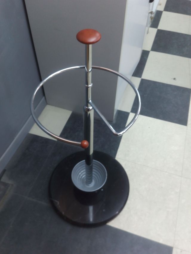 Paraguero Moderno - Metal y Mármol