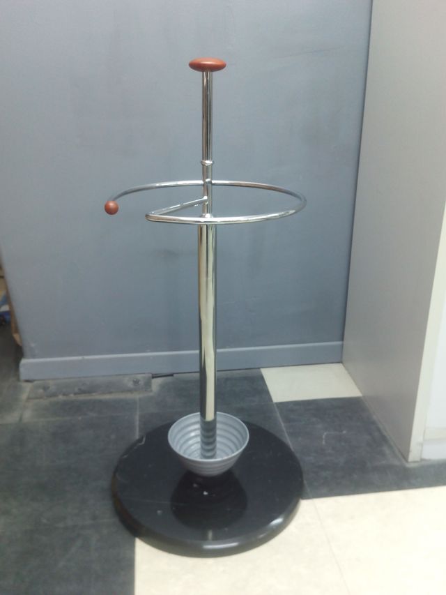 Paraguero Moderno - Metal y Mármol