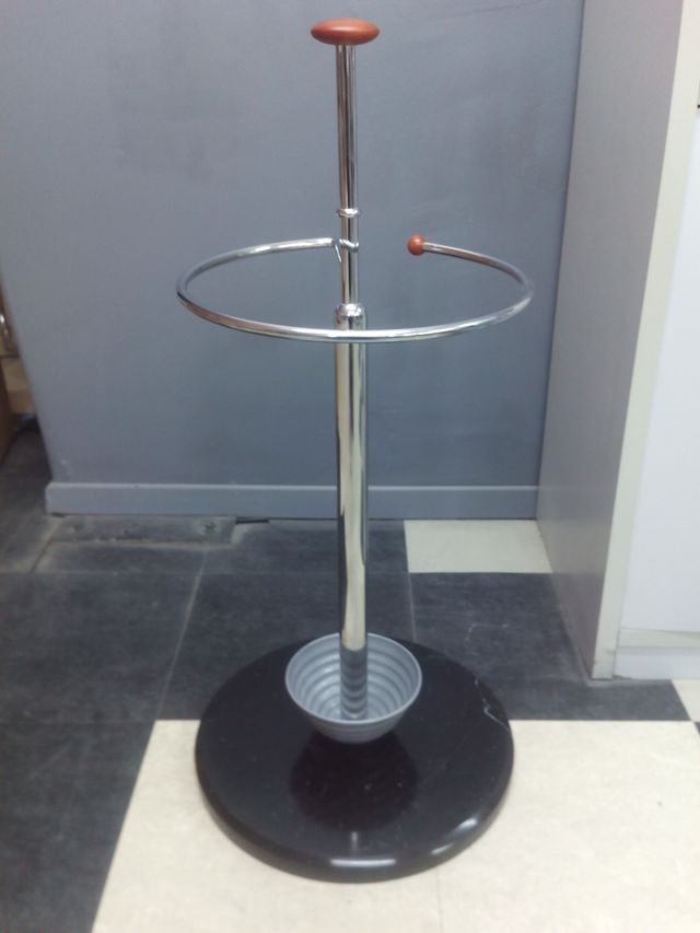 Paraguero Moderno - Metal y Mármol