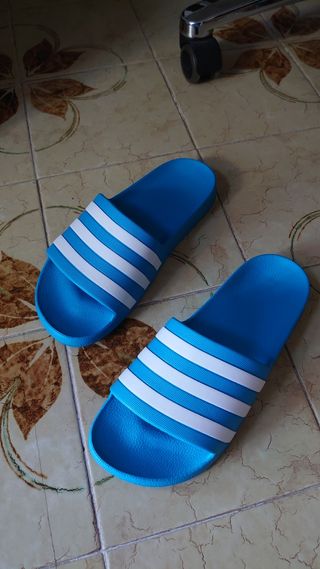 Chanclas Adidas Adilette azules Nuevas