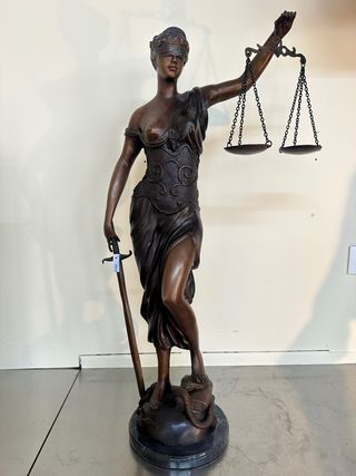 Escultura bronce diosa Justicia