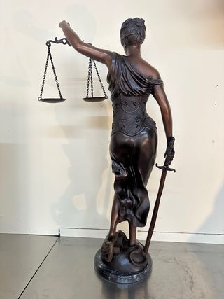 Escultura bronce diosa Justicia