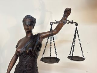 Escultura bronce diosa Justicia