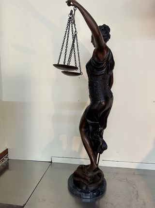 Escultura bronce diosa Justicia