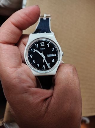Reloj Swatch Navy Light blanco y azul marino 