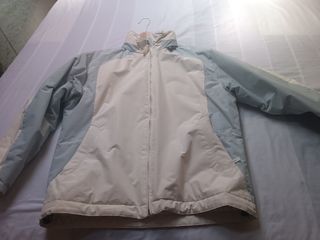 Trenka Decathlon azul y blanca con capucha