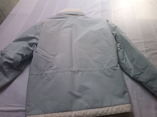 Trenka Decathlon azul y blanca con capucha