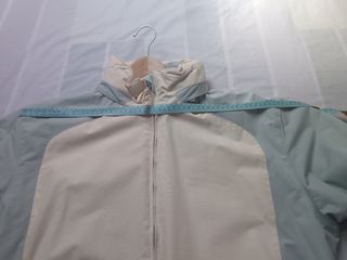 Trenka Decathlon azul y blanca con capucha