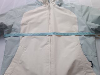 Trenka Decathlon azul y blanca con capucha