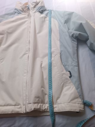 Trenka Decathlon azul y blanca con capucha