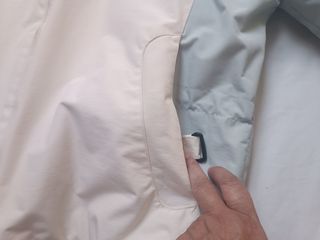 Trenka Decathlon azul y blanca con capucha