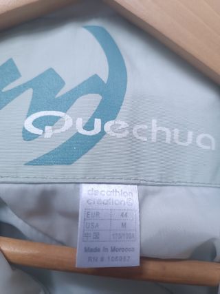 Trenka Decathlon azul y blanca con capucha