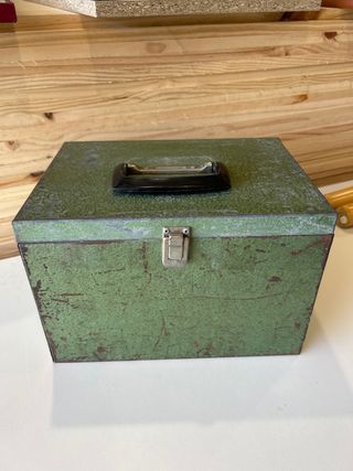 Caja metálica vintage verde