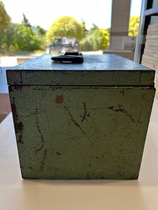 Caja metálica vintage verde
