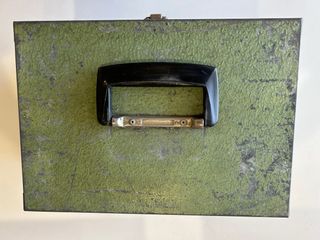 Caja metálica vintage verde