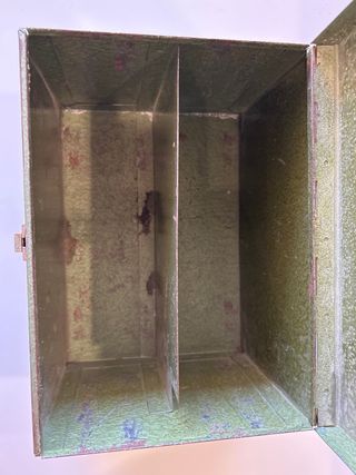 Caja metálica vintage verde